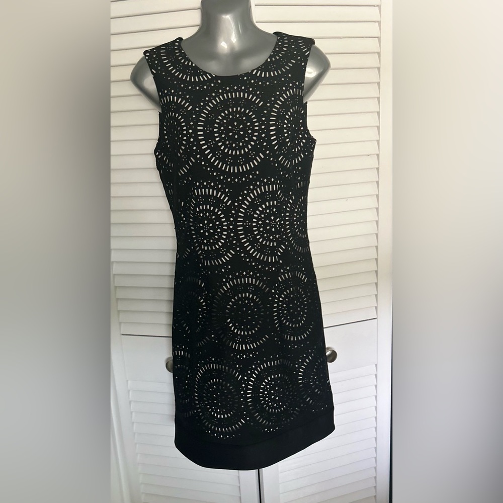 White House Black Market laser cut circle sleeveless sheath dress size 4